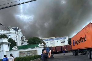 Cháy lớn tại công ty gỗ, huy động gần 90 cán bộ chiến sỹ tới hiện trường Cháy lớn tại công ty gỗ, huy động gần 90 cán bộ chiến sỹ tới hiện trường