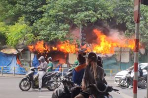 Cháy lớn tại khu nhà tạm bên đường Kim Giang, Hà Nội Cháy lớn tại khu nhà tạm bên đường Kim Giang, Hà Nội