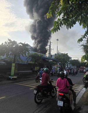 Cháy lớn tại một trung tâm tiệc cưới ở TPHCM, giao thông ùn ứ