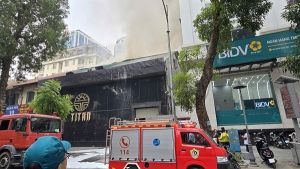 Cháy lớn tại một nhà hàng trên phố Hai Bà Trưng, Hà Nội Cháy lớn tại một nhà hàng trên phố Hai Bà Trưng, Hà Nội