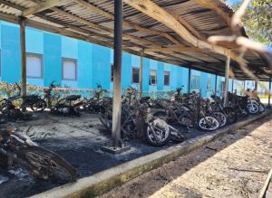 Cháy lớn tại trường học ở Quảng Ngãi, nhiều xe máy bị thiêu rụi