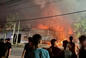 Cháy lớn thiêu rụi nhà xưởng rộng hàng trăm mét vuông ở Hải Dương