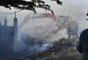 Cháy lớn trong nhiều giờ thiêu rụi kho phế liệu ở Long An Cháy lớn trong nhiều giờ thiêu rụi kho phế liệu ở Long An