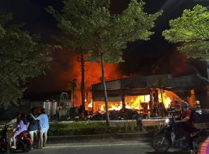 Cháy xưởng lốp ô tô ở Từ Sơn, Bắc Ninh khói đen dày đặc