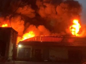 Đã dập tắt được đám cháy tại khu xưởng rộng hàng trăm m² ở Hà Nội