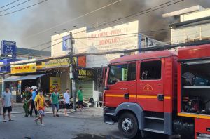 Cháy lớn xưởng khung, phòng tranh ở TPHCM, nhiều người tháo chạy Cháy lớn xưởng khung, phòng tranh ở TPHCM, nhiều người tháo chạy