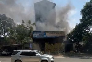 Hà Nội: Cháy lớn giữa trưa nắng, nhà 3 tầng chìm trong biển khói Hà Nội: Cháy lớn giữa trưa nắng, nhà 3 tầng chìm trong biển khói