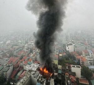 Hà Nội: Tầng thượng một ngôi nhà cháy lớn, cột khói đen bốc lên cao hàng chục mét Hà Nội: Tầng thượng một ngôi nhà cháy lớn, cột khói đen bốc lên cao hàng chục mét