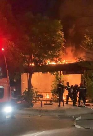 Kho chứa bìa các tông cháy phừng trong đêm do chập điện Kho chứa bìa các tông cháy phừng trong đêm do chập điện