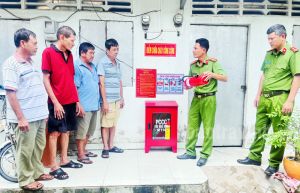 Giám đốc Công an Hà Nội đề nghị cấp bình chữa cháy cho hộ nghèo Giám đốc Công an Hà Nội đề nghị cấp bình chữa cháy cho hộ nghèo