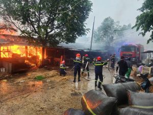 Nghệ An: cháy quầy bán thịt ở chợ đầu mối 