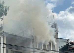 Cháy căn nhà 4 tầng trong khu buôn bán sầm uất ở TPHCM Cháy căn nhà 4 tầng trong khu buôn bán sầm uất ở TPHCM